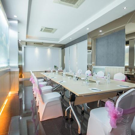 Oxville Hotel Паданг Екстер'єр фото