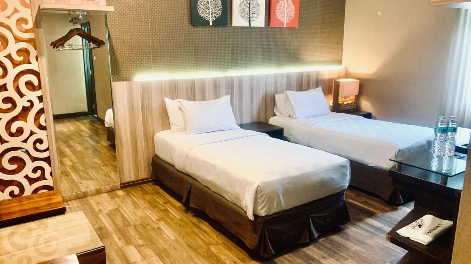 Oxville Hotel Паданг Екстер'єр фото