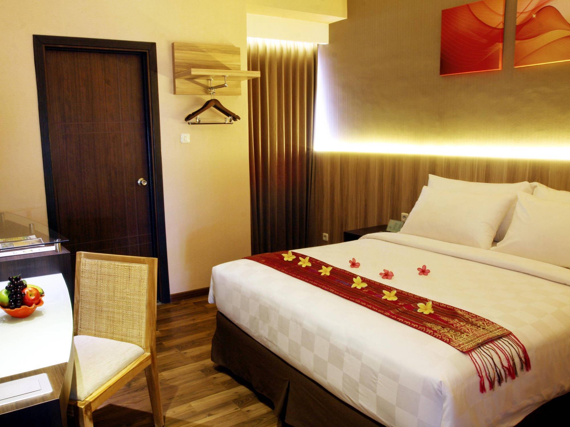 Oxville Hotel Паданг Екстер'єр фото